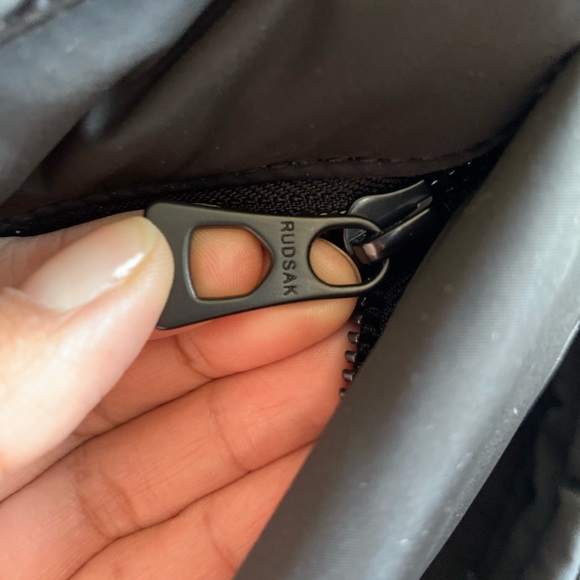 RUDSAK CROSSBODY BAG - BRAND NEW - Picture 12 of 13